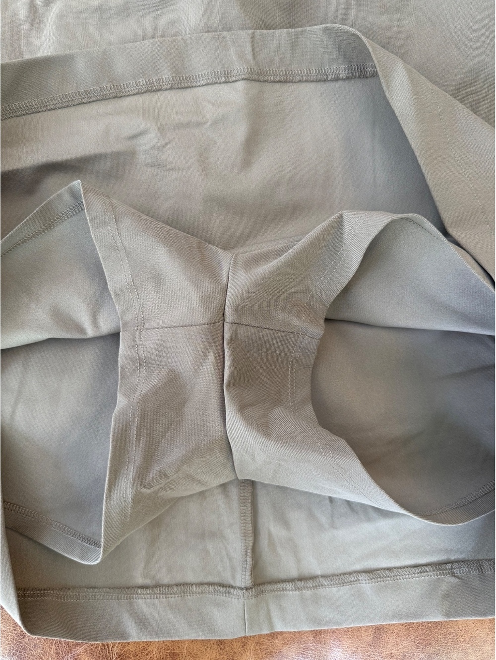 Women’s Vuori Meta Miniskirt ~Sz Medium Taupe High Rise Golf - Picture 3 of 7
